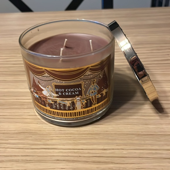 Bath & Body Works 3 Wick Candle. Hot Cocoa & Cream. - Picture 2 of 3
